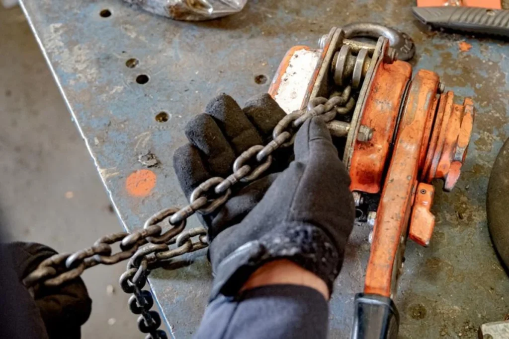 Inspection of lifting chain and chain hoist for safety and compliance in Iraq